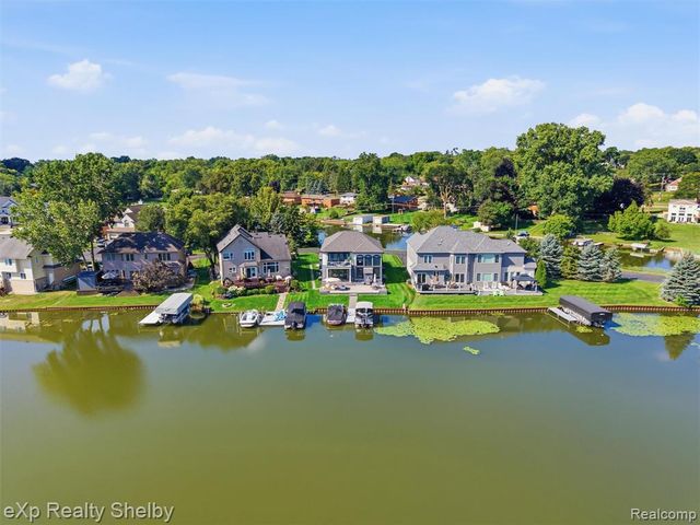 305 Beverly Estates Drive, Waterford, MI 48328