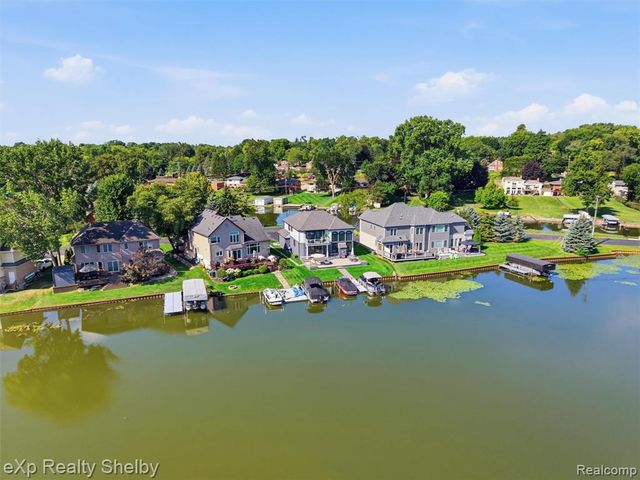 305 Beverly Estates Drive, Waterford, MI 48328