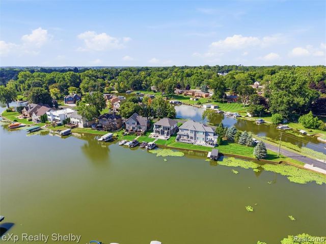 305 Beverly Estates Drive, Waterford, MI 48328