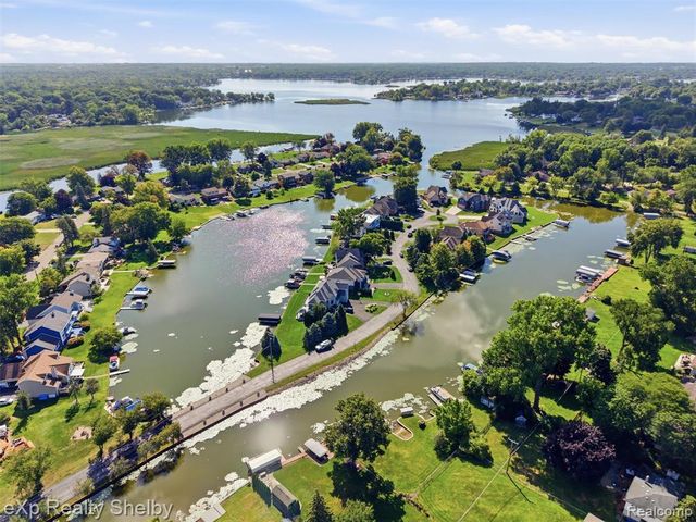 305 Beverly Estates Drive, Waterford, MI 48328