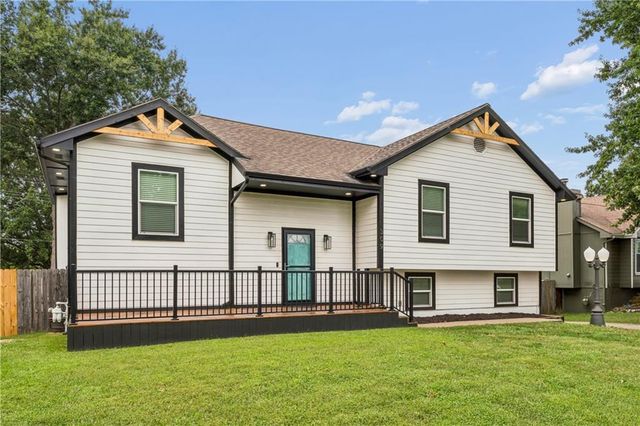 309 NE Brookwood Drive, Blue Springs, MO 64014