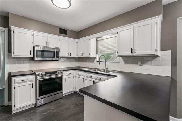 309 NE Brookwood Drive, Blue Springs, MO 64014