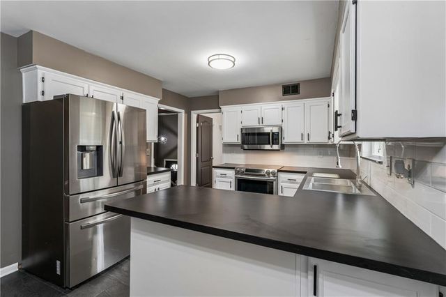 309 NE Brookwood Drive, Blue Springs, MO 64014