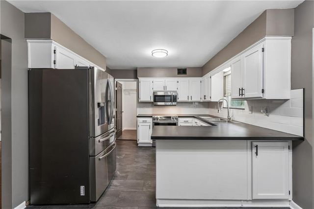 309 NE Brookwood Drive, Blue Springs, MO 64014