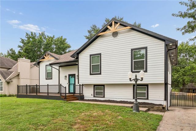 309 NE Brookwood Drive, Blue Springs, MO 64014