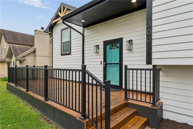 309 NE Brookwood Drive, Blue Springs, MO 64014