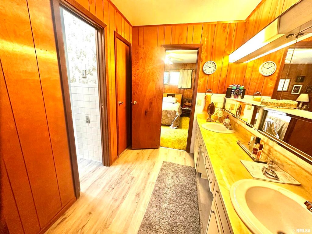 Image 14 of property listing at 57 SHERWOOD Drive, Centralia, IL 62801