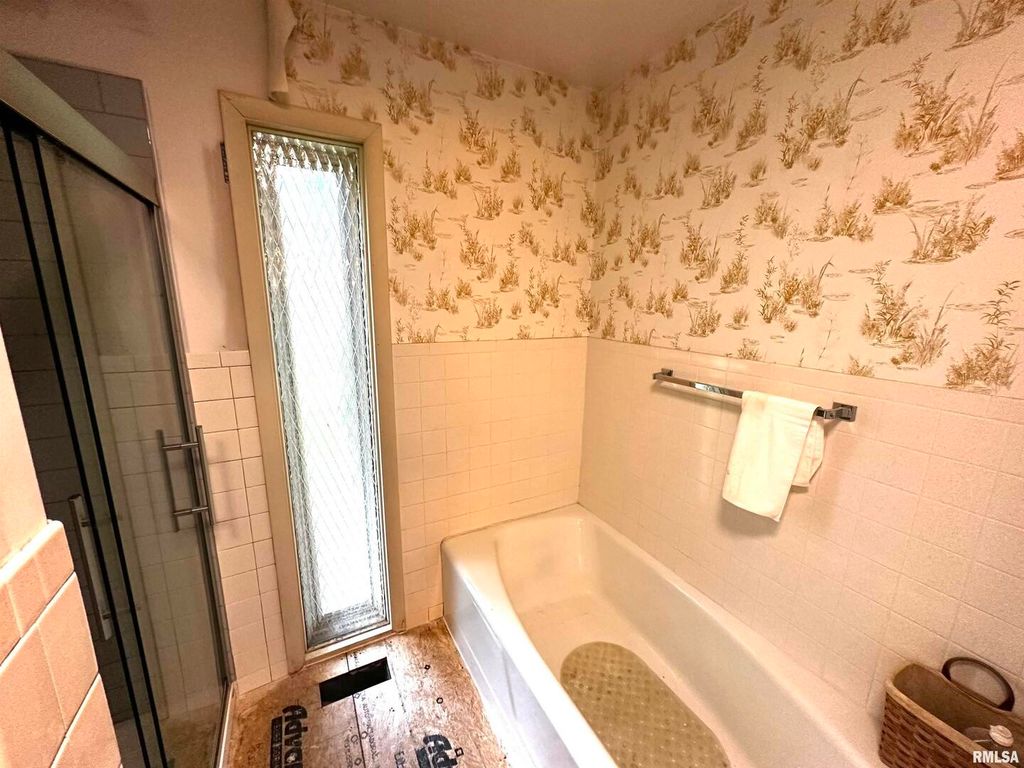 Image 15 of property listing at 57 SHERWOOD Drive, Centralia, IL 62801