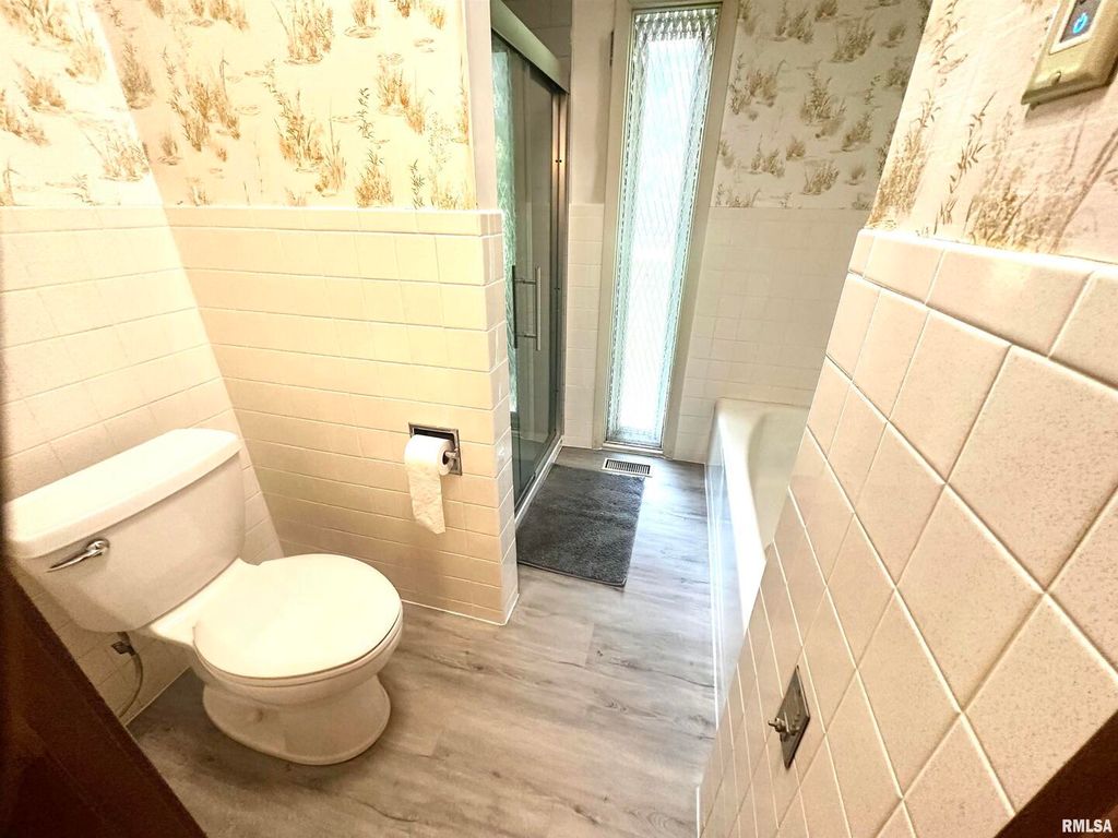 Image 17 of property listing at 57 SHERWOOD Drive, Centralia, IL 62801