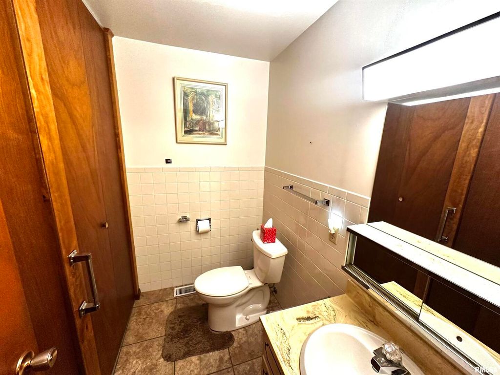 Image 21 of property listing at 57 SHERWOOD Drive, Centralia, IL 62801