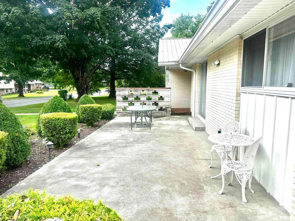 Image 24 of property listing at 57 SHERWOOD Drive, Centralia, IL 62801