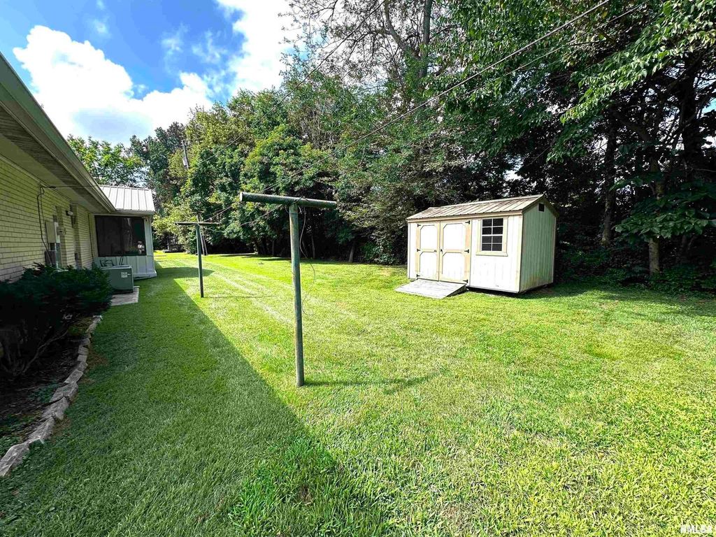 Image 25 of property listing at 57 SHERWOOD Drive, Centralia, IL 62801