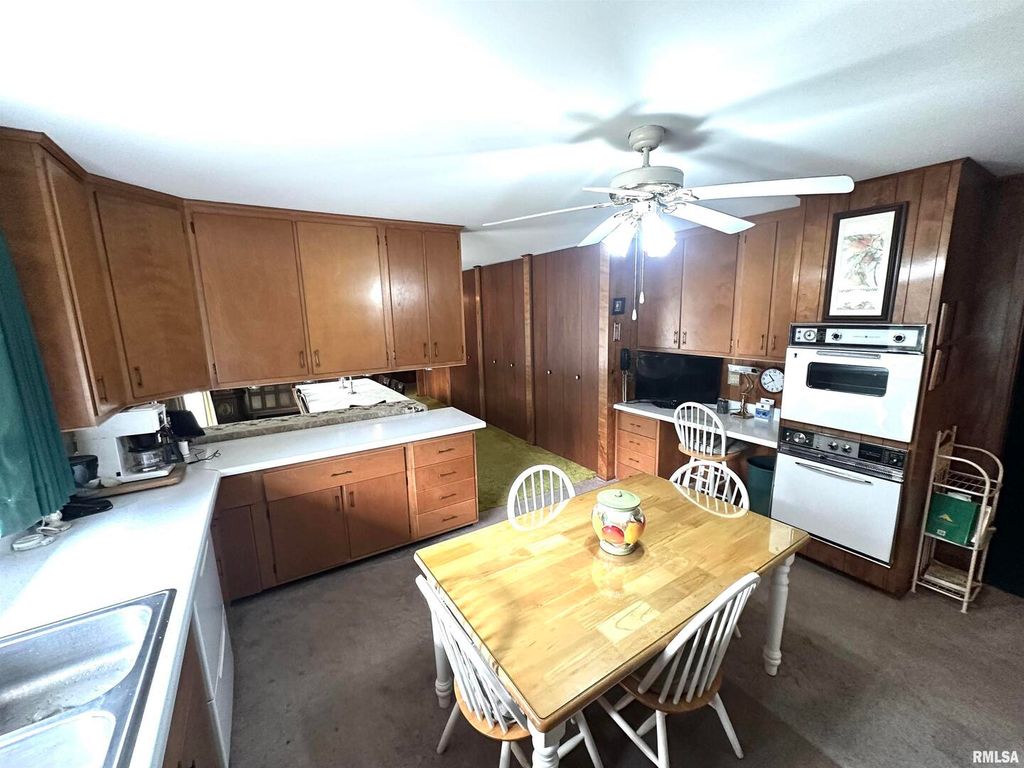 Image 6 of property listing at 57 SHERWOOD Drive, Centralia, IL 62801