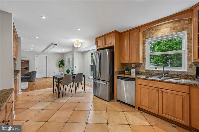 8807 BELLS MILL RD, Potomac, MD 20854