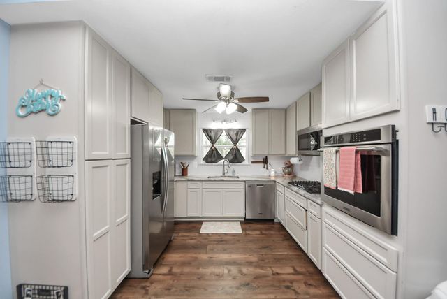 1405 Avenue G, Danbury, TX 77534