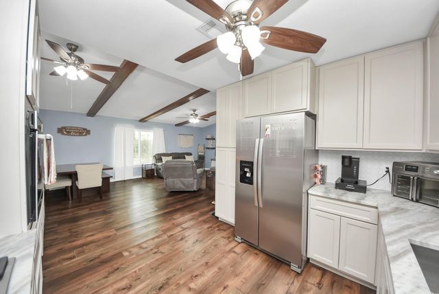 1405 Avenue G, Danbury, TX 77534