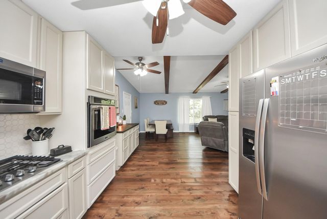 1405 Avenue G, Danbury, TX 77534