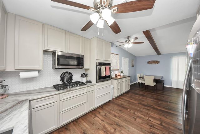 1405 Avenue G, Danbury, TX 77534