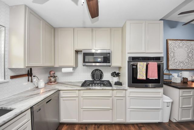 1405 Avenue G, Danbury, TX 77534