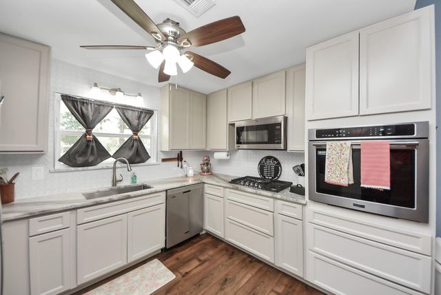 1405 Avenue G, Danbury, TX 77534