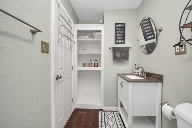 1405 Avenue G, Danbury, TX 77534