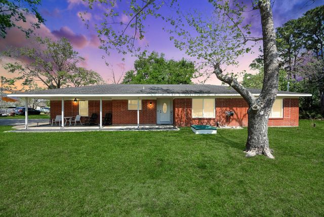 1405 Avenue G, Danbury, TX 77534