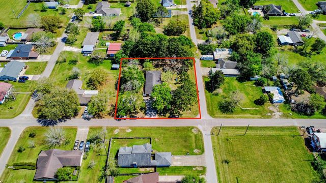 1405 Avenue G, Danbury, TX 77534