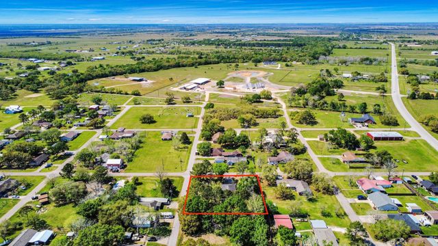 1405 Avenue G, Danbury, TX 77534