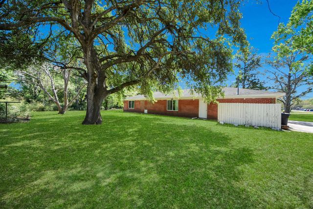 1405 Avenue G, Danbury, TX 77534