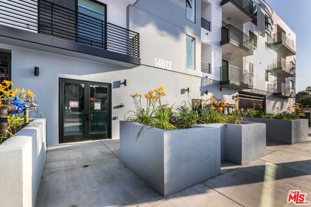 14612 Calvert Street 404, Van Nuys (los Angeles), CA 91411