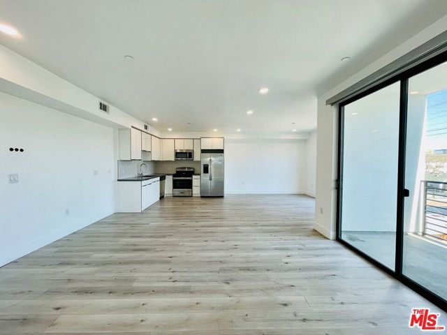 14612 Calvert Street 404, Van Nuys (los Angeles), CA 91411
