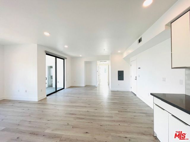 14612 Calvert Street 404, Van Nuys (los Angeles), CA 91411