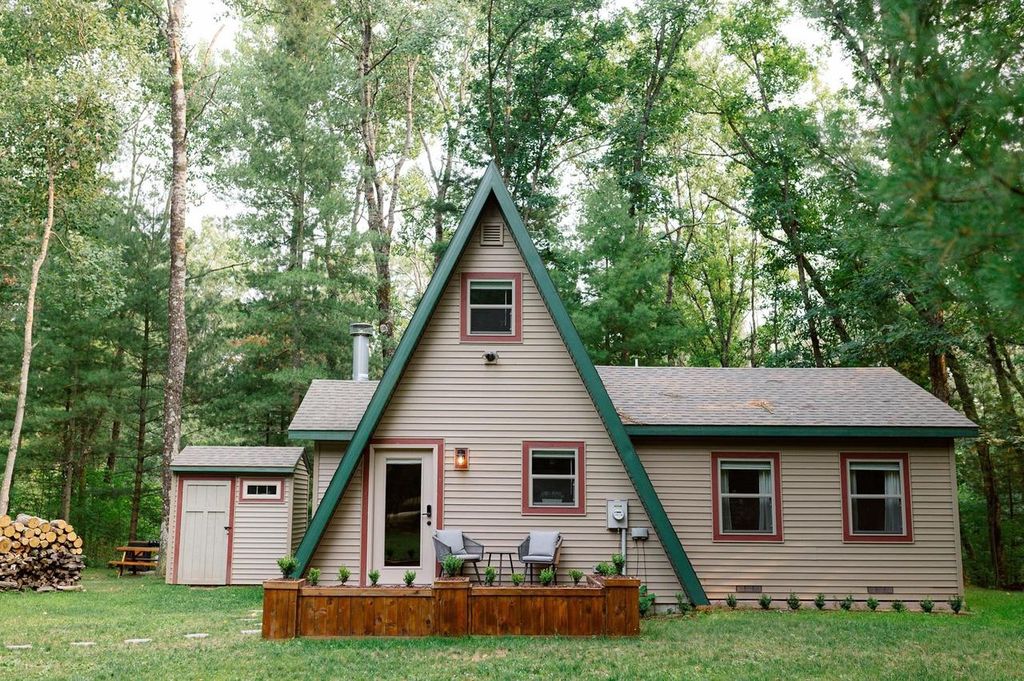 1894 W 16th Avenue, Friendship, WI 53934