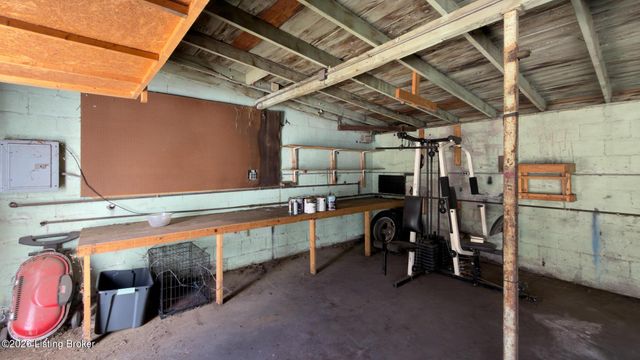 2412 Bradley Ave, Louisville, KY 40217