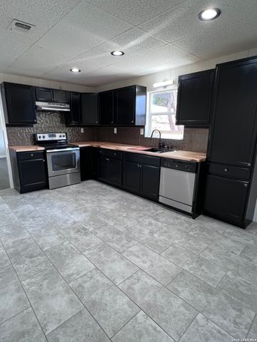 1156 Deerwood, Canyon Lake, TX 78133