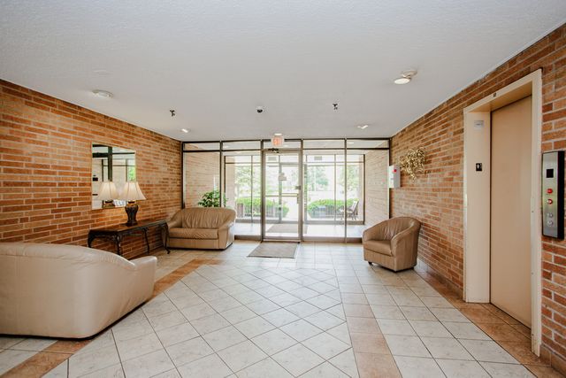 1717 W Crystal Lane 603, Mount Prospect, IL 60056