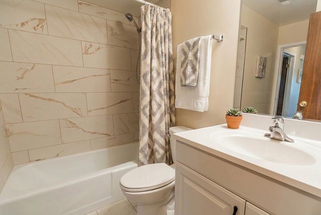 1717 W Crystal Lane 603, Mount Prospect, IL 60056