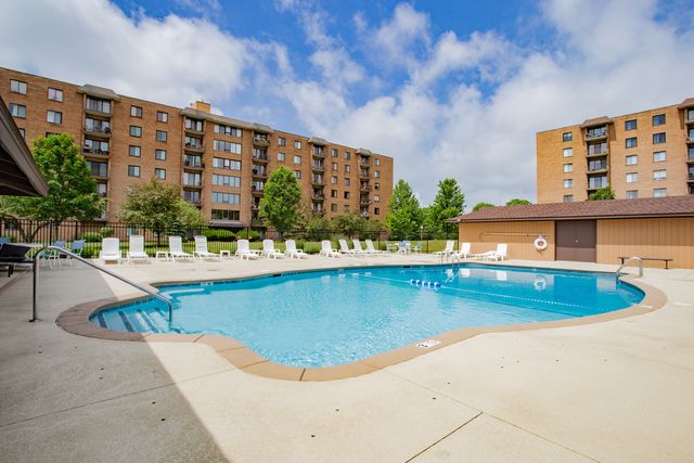 1717 W Crystal Lane 603, Mount Prospect, IL 60056