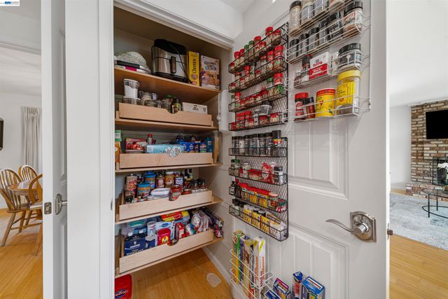 5534 Blackbird Dr, Pleasanton, CA 94566