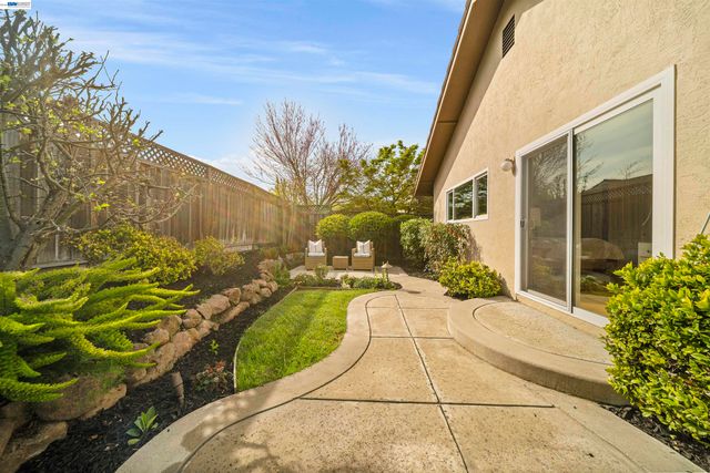 5534 Blackbird Dr, Pleasanton, CA 94566