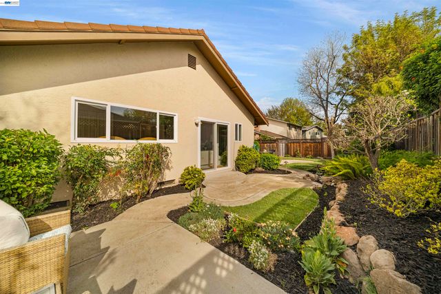 5534 Blackbird Dr, Pleasanton, CA 94566