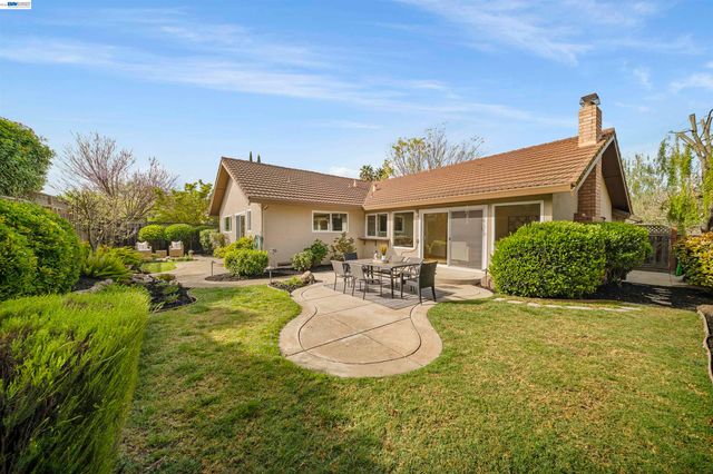5534 Blackbird Dr, Pleasanton, CA 94566