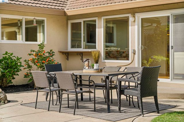 5534 Blackbird Dr, Pleasanton, CA 94566