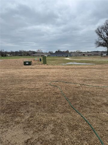 404 B W Cloud Drive, Siloam Springs, AR 72761