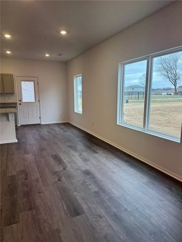 404 B W Cloud Drive, Siloam Springs, AR 72761