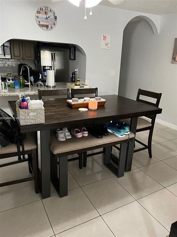 10135 NW 9th St Cir 5-208, Miami, FL 33172