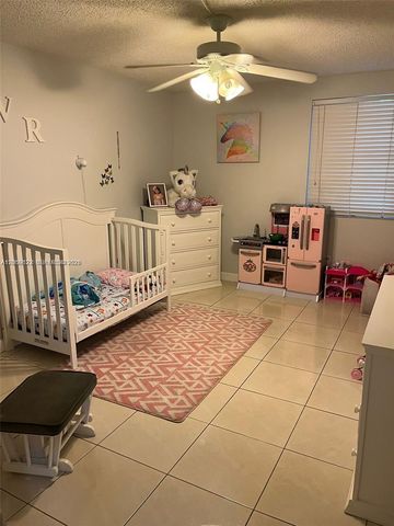 10135 NW 9th St Cir 5-208, Miami, FL 33172