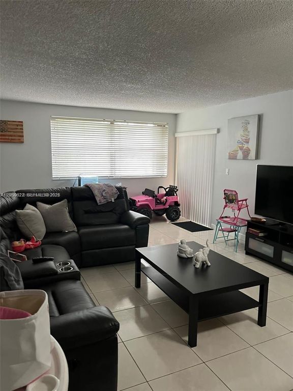 10135 NW 9th St Cir 5-208, Miami, FL 33172