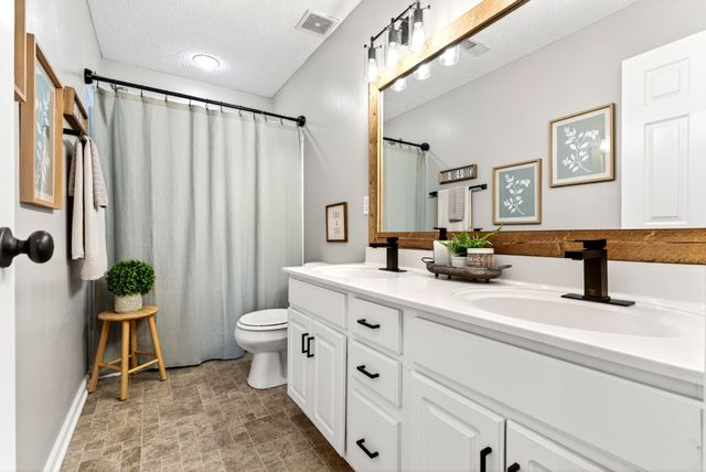 3098 Autumn Bluff Ct, Clarksville, TN 37040