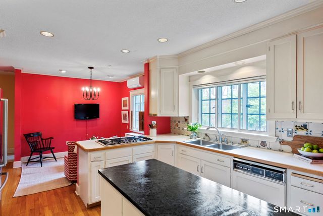 180 Fern Street 2, West Hartford, CT 06119